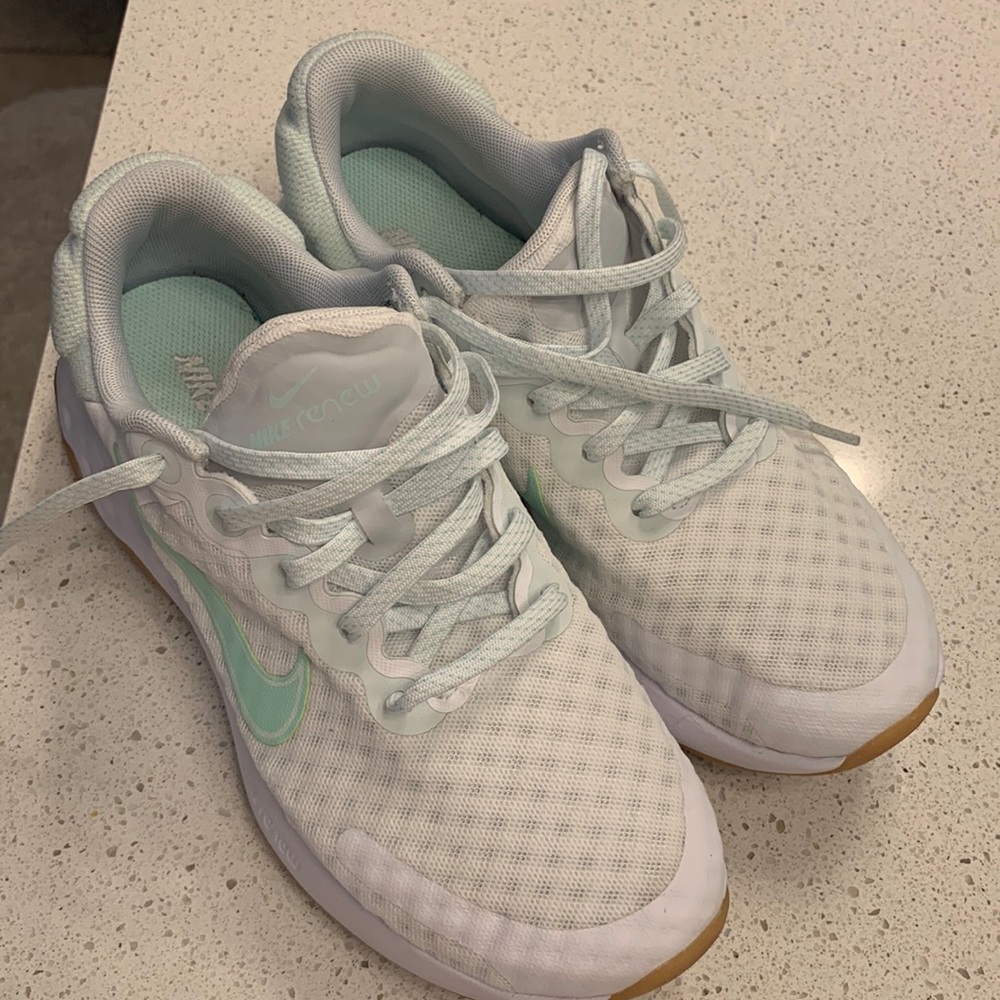 Nike renew tennis
White with light green
Size7.5
Lightly used
